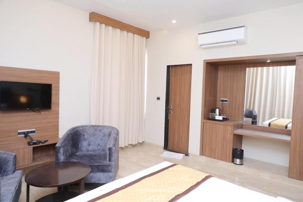 Hotel Pine Regency - Aravali'S Peak View Udajpur Zewnętrze zdjęcie